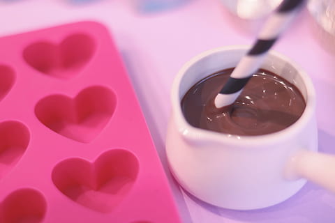 negre, fondue de xocolata, blanc, ceràmica, tassa, xocolata, fondue, postres, menjar dolç, beure, forma del cor, menjar, amor, cafeteria, caramels, gourmet, vermell, primer pla, color rosa, menjar i beguda, cap gent, tir de l'estudi, a l'interior, refresc, indulgència, dolç, cafè, temptació, palla, abocament, vidre, 1080P, CC0, domini públic, lliure de regalies