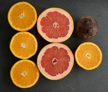 agrumi a fette, barbabietola, pompelmo, arancia, cibo, frutta, freschezza, agrumi, fetta, biologico, maturo, mangiare sano, cibo e bevande, benessere, colore arancione, in casa, sezione trasversale, nessuno, girato in studio, natura morta, variazione, scelta, tavolo, sfondo nero, sapore aspro, 2K, CC0, dominio pubblico, privo di copyright