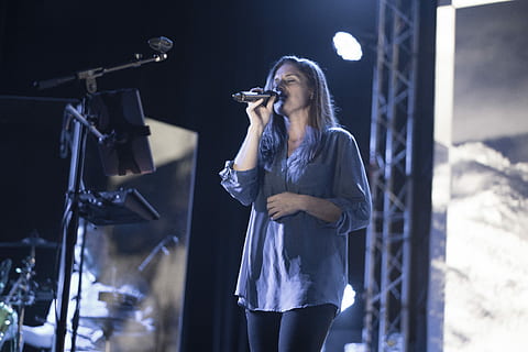 dona, celebració, micròfon, etapa, cantar, bateria, tambor, aparells, capella de gràcia, noia, concert, banda, Església, Déu, lloança, adoració, tecnologia, una persona, cultura i entreteniment artístic, Dispositiu d'entrada, adult, de peu, tres quarts de longitud, dones, ocupació, temes de fotografia, rendiment, adult jove, bellesa, comunicació, càmera - equip fotogràfic, música, pentinat, 8K