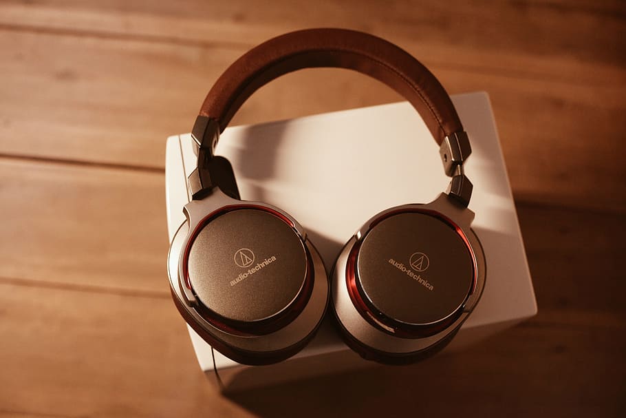 laukaus, musiikin kuulokkeet, yläpuolella, musiikki, kuulokkeet, tekniikka, puu - materiaali, sisällä, ei ihmisiä, lähikuva, päivä, pöytä, asetelma, metalli-, korkea kulma, ympyrä, keskittyä etualalle, geometrinen muoto, muoto, laitteet, ruskea, musta väri, yksi kohde, puu, henkilökohtainen lisävaruste, 5K