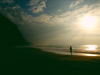 posta de sol, vespre, cel, núvols, silueta, ombra, gent, oceà, mar, Riba, aigua, platja, bellesa a la natura, núvol - cel, terra, una persona, escenics - natura, persones reals, activitat d'oci, naturalesa, tranquil·litat, estils de vida, persona irreconeixible, escena tranquil·la, de peu, horitzó sobre l’aigua, a l'aire lliure, 2K, CC0, domini públic, lliure de regalies