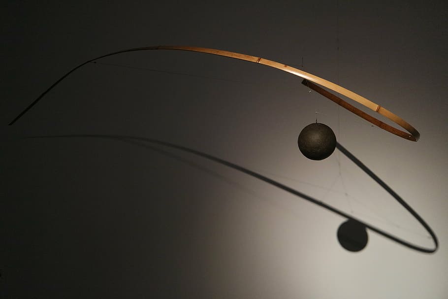 Bambus, Licht und Schatten, runden, drinnen, keine Leute, Nahansicht, Studioaufnahme, Stillleben, Essen und Trinken, High Angle View, Lebensmittel, gesundes Essen, zwei Objekte, Sport, Holz - Material, einzelnes Objekt, schwarzer Hintergrund, Einfachheit, Astronomie, Ball, Tabelle, farbiger Hintergrund, kopieren sie platz, 5K