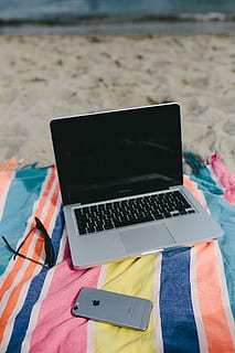 ensemble, plage, le sable, été, ordinateur, macbook, portable, couverture, vacances, les vacances, mer, La technologie, l'Internet, Voyage, en plein air, Technologie sans fil, mobilité, littoral, relaxation, travail, lien, la communication, dispositif d'information portable, à l'intérieur, vue grand angle, table, personne, nature morte, se concentrer sur le premier plan, lit, téléphone intelligent, journée, fermer, téléphone portable, portabilité, accessoire personnel, 4K, CC0, domaine public, libre de droits
