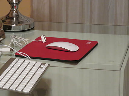 mac, mus, tastatur, computing, bord, rød, teknologi, indendørs, meddelelse, skrivebord, forretning, møbel, papir, ingen mennesker, kontor, computer, belysningsudstyr, mad og drikke, stilleben, trådløs teknologi, pen, dokument, forbindelse, elektrisk lampe, 4K, CC0, offentligt domæne, royaltyfrie