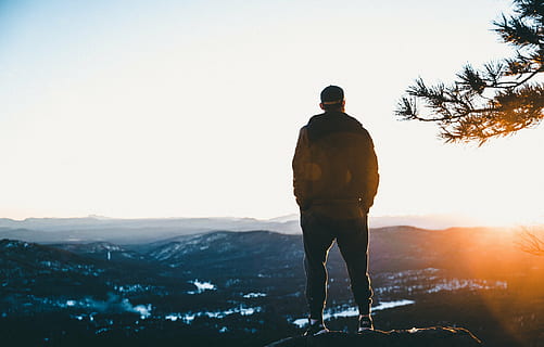 Mann, stående, stein, utsikt, dal, dagtid, silhouette, klippe, mennesker, fyr, alene, eventyr, utendørs, reise, møne, sollys, soloppgang, solnedgang, himmel, tre, anlegg, fjell, utsikt bakover, bare en mann, midt voksen, bare menn, midt voksne menn, kun voksne, voksen, vinter, naturskjønnhet - natur, én person, natur, skjønnhet i naturen, fritidsaktivitet, menn, miljø, full lengde, landskap, ser på visning, fjellkjede, frihet, 5K, CC0, offentlig domene, opphavsrett gratis