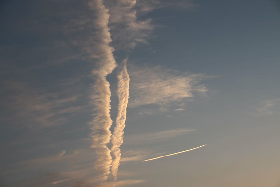 cielo, nuvola bianca, sfondo, vento, nube, caduta xia, luce, ombra, vita, abitudine, Seguire, nuvola - cielo, scia di vapore, veicolo aereo, Inquadratura dal basso, mezzi di trasporto, nessuno, aereo, velocità, natura, modo di trasporto, movimento, giorno, all'aperto, in movimento, volante, fumo - struttura fisica, bellezza nella natura, scenics - natura, viaggio, 5K