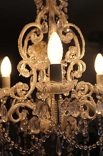 lysestage, lys, lampe, tæt, belysning, loftslampe, helvede, indretning, rumbelysning, elektrisk lys, pærer, stilfuld, belyst, belysningsudstyr, hængende, dekoration, glødende, indendørs, lysekrone, tæt på, ingen mennesker, elektricitet, nat, lys - naturligt fænomen, fokus på forgrunden, luksus, lav vinkel visning, rigdom, fest, udsmykkede, 5K, CC0, offentligt domæne, royaltyfrie