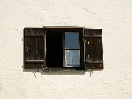 vindue, åben, skodder, facade, ramme, væg, husmur, gammelt hus, arkitektur, bygning udvendig, bygget struktur, øde, ingen mennesker, murbygningsfunktion, bygning, dag, hvid farve, glas - materiale, hus, udendørs, sollys, lav vinkel visning, gammel, sikkerhed, boligområde, geometrisk form, lukket, vinduesramme, 2K, CC0, offentligt domæne, royaltyfrie