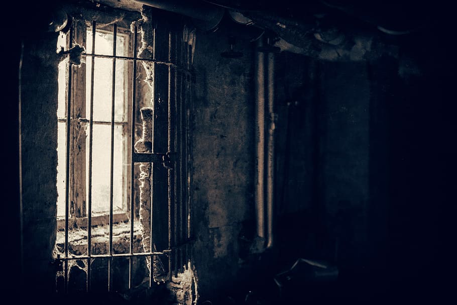 tæt på, Foto, vindue, metal hegn, Vindue panel, grå, metalgitter, barer, mørk, snavset, gammel, forladt, arkitektur, dør, bygning, bygget struktur, ingen mennesker, hus, indendørs, beskadiget, indgang, kørt ned, dårlig stand, forældet, nedgang, forringelse, historie, træ - materiale, lukket, ødelagt, 5K
