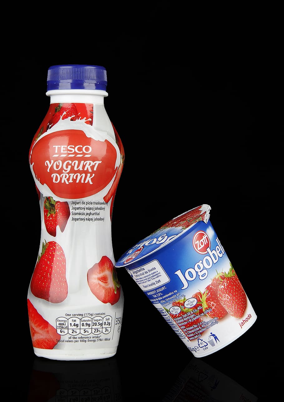 Botella de beguda de iogurt a Tesco, iogurt, maduixa, composició, il·luminació, menjar, publicitat, jogobella, lletres, colors, blau, vermell, creatiu, ampolla, beure, fons negre, text, contenidor, natura morta, guió occidental, a l'interior, comunicació, cap gent, menjar i beguda, primer pla, tir de l'estudi, taula, representació, representació humana, alimentació saludable, art i artesania, benestar, 2K