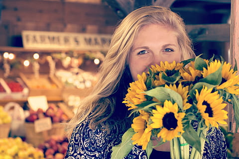 mujer, azul, blanco, floral, parte superior, participación, ramo de girasol, mujeres de negro, ramo de flores, girasoles, frente, puesto de frutas, una persona, etnia caucásica, gente, hembras, sonriente, pelo rubio, flor, adulto, felicidad, alegre, adulto joven, solo una mujer, hermoso, belleza, estilos de vida, retrato, Solo mujeres, Sólo para adultos, mirando a la cámara, pelo, planta floreciendo, frescura, mujer joven, planta, almacenar, disparo a la cabeza, emoción, mercado, mujer hermosa, arreglo floral, consumismo, emoción positiva, comprando, 5K, CC0, dominio público, libre de derechos