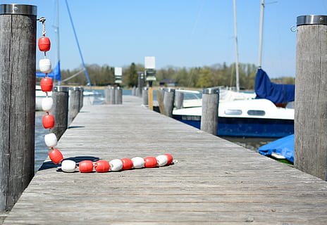 veiligheid, Notitie, barrière, hou op, dauw, ga niet verder, vaststelling, kabel barrière, begrenzing, koord, niet verder, touw, bevattende, uitzetten, water, dag, focus op de voorgrond, vervoer, geen mensen, rood, architectuur, natuur, boei, hout - materiaal, ingebouwde structuur, wijze van transport, buitenshuis, detailopname, stad, grote groep objecten, in een rij, 5K, CC0, publiek domein, royaltyvrij