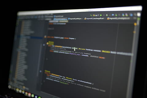 moniteur, montrant, application pour ordinateur, appartement, écran, l'affichage, logiciel d'édition de texte, la fenêtre, code, ordinateur, travail, La technologie, la communication, fermer, industrie, lien, affaires, équipement, à l'intérieur, Les données, personne, mise au point sélective, l'Internet, Industrie électronique, culture artistique et divertissement, texte, réseau informatique, Technologie sans fil, prise de vue en studio, la finance, fond noir, équipement électrique, interface utilisateur graphique, communications globales, serveur de réseau, 5K, CC0, domaine public, libre de droits