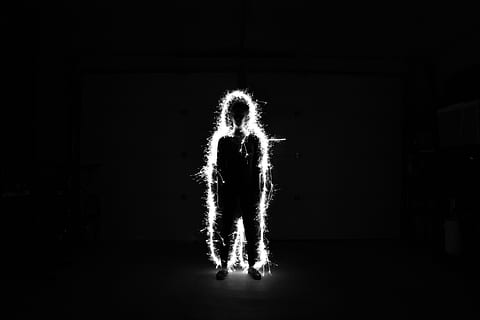Dunkelheit, Funke, Kerl, Mann, Menschen, Schwarz und weiß, eine Person, in voller Länge, dunkel, Stehen, Bewegung, drinnen, beleuchtet, Vorderansicht, Nacht-, Erwachsene, Natur, Licht - natürliches Phänomen, glühend, Lebensstile, echte Menschen, Kreativität, schwarzer Hintergrund, digitaler Verbund, 5K, CC0, gemeinfrei, lizenzfrei