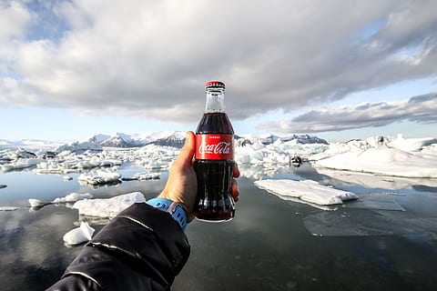 person, som visar, Foto, flaska, koks, främre, isberg, innehav, coca-cola dryckesflaska, där du hör hemma, utomhus, dryck, himmel, vatten, alkohol, mänsklig hand, en person, mänsklig kroppsdel, hav, endast vuxna, bara en man, snö, kall temperatur, vinter-, frysta, moln - himmel, natur, berg, is, fritidsaktivitet, dag, scenics - natur, miljö, livsstilar, riktiga människor, hand, snötäckt berg, varma kläder, 5K, CC0, offentligt domän, royaltyfria