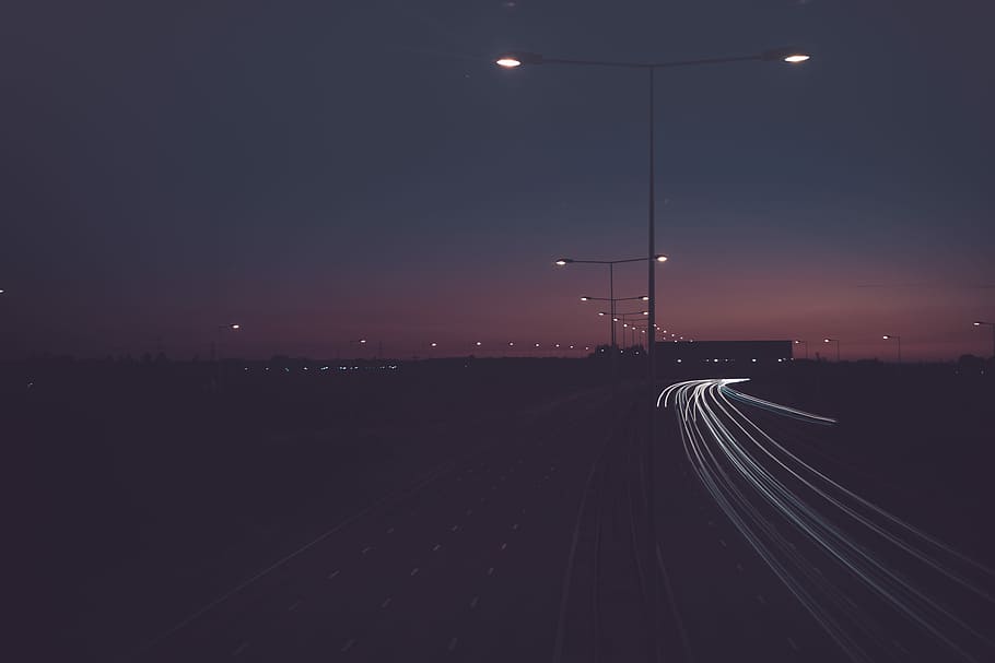fotografia timelapse, luci, inviare, notte, foto timelapse, via della città, grigio, lampione stradale di metallo, strada, luce, prospettiva, lunga esposizione, tramonto, Alba, sera, città, urbano, autostrada, auto, veicolo, sfondo, carta da parati hd, buio, illuminato, cielo, attrezzatura per l'illuminazione, mezzi di trasporto, trasporto ferroviario, traccia, ferrovia, lampione, nessuno, modo di trasporto, architettura, connessione, natura, la strada davanti, treno, treno - veicolo, direzione, all'aperto, elettricità, 5K
