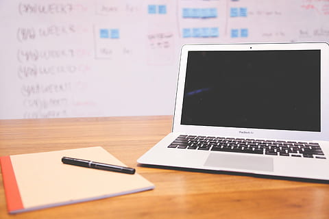 macbook air, Brun, træ-, bord, bærbar, notesbog, start op, computer, teknologi, forretning, internet, kontor, mobil, pc, meddelelse, tastatur, digital, job, skrivebord, plan, planlægning, trådløs teknologi, forbindelse, bærbar informationsenhed, møbel, skærm, pen, ingen mennesker, papir, bærbarhed, indendørs, enhed skærmen, smart telefon, tæt på, stilleben, note pad, blank, 2K, CC0, offentligt domæne, royaltyfrie