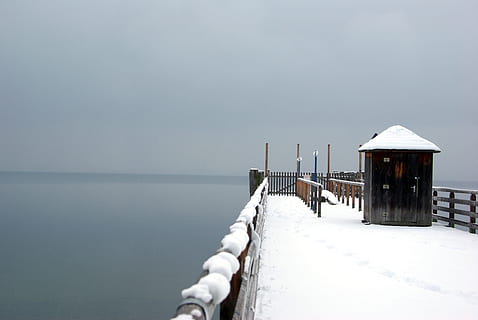 vinter, sø, web, kold, sne, tåge, vinterlige, Frosset, vinter sø, frost, tid på året, vinterdrøm, kold temperatur, vand, arkitektur, ro, bygget struktur, træ - materiale, scenics - natur, natur, skønhed i naturen, dag, rolig scene, himmel, bygning udvendig, ingen mennesker, mole, hvid farve, udendørs, horisont over vand, træ post, 4K, CC0, offentligt domæne, royaltyfrie