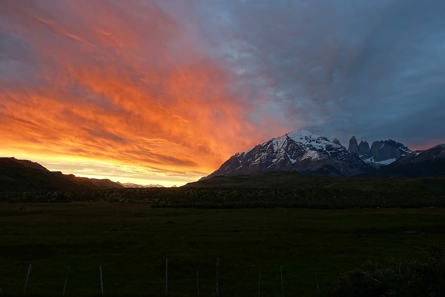 tramonto, silhouette, montagna, crepuscolo, nube, cielo, la neve, picco, arancia, giallo, blu, contrasto, torres del paine, patagonium, bellezza nella natura, scenics - natura, ambiente, nuvola - cielo, paesaggio, scena tranquilla, la tranquillità, catena montuosa, nessuno, natura, temperatura fredda, idilliaco, inverno, scena non urbana, montagna innevata, picco di montagna, 5K