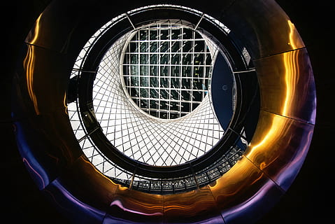 faible, photographie d'angle, bâtiment, architecture, géométrie, des polygones, conception, structure, cercle, Forme géométrique, forme, à l'intérieur, métal, modèle, personne, fond noir, fermer, illuminé, objet unique, la grille, directement en dessous, nuit, jaune, abstrait, arrière-plans, moderne, acier, plafond, 1080P, CC0, domaine public, libre de droits