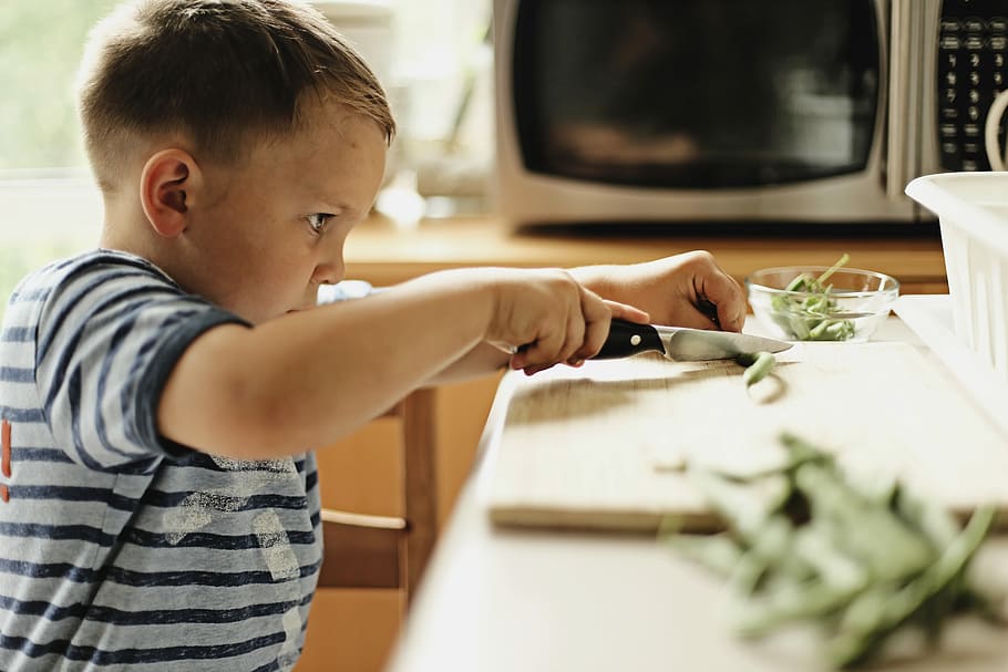 ajudant, noi, tallar, vaina de mongetes, ajuda, cuinar, mongeta, ganivet, cuina, verd, família, nen, vegetals, menjar, banda, fixa't, diligent, concentració, preparar-se, microones, samarreta, Perfil, infància, nois, una persona, mascles, homes, celebració, a l'interior, estils de vida, descendència, roba casual, persones reals, habitació domèstica, enfocament selectiu, interior de casa, cuina domèstica, cintura cap amunt, vista lateral, innocència, 5K