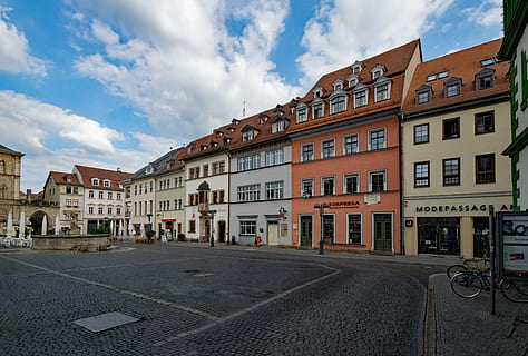 weimar, thuringia germany, Germania, oras vechi, clădire veche, locuri de interes, cultură, artă, clădire, istorie, piata de desfacere, Fântână, exteriorul clădirii, arhitectură, nor - cer, construită, oraș, stradă, cer, zonă rezidențială, transport, drum, natură, zi, fereastră, direcţie, nici o persoana, calea de urmat, în aer liber, casa de rând, 5K, CC0, domeniu public, fără drepturi de autor