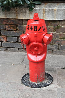 idrante, acqua, fuoco, fuoco d'idrante, tubo, rosso, su, fornitura d'acqua, protezione, sicurezza, incidenti e disastri, giorno, marciapiede, metallo, sentiero, equipaggiamento di emergenza, strada, testo, comunicazione, all'aperto, nessuno, sceneggiatura occidentale, vista dall'alto, città, caratteristica della parete, manichetta antincendio, valvola della macchina, affidabilità, 5K, CC0, dominio pubblico, privo di copyright