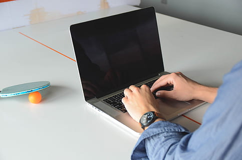 person, iført, blå, kjole skjorte, ved brug af, macbook, pro, start op, notebooks, kreativ, computer, Selskab, bærbare computere, Skærm, Silicon Valley, moderne, hjemmekontor, kontor, forretning, plan, maskinskrivning, arbejder, bærbar, bordtennis, bord, teknologi, trådløs teknologi, meddelelse, voksen, bruger bærbar computer, en person, forbindelse, indendørs, menneskelig kropsdel, menneskelig hånd, møbel, internet, hånd, computer netværk, 4K, CC0, offentligt domæne, royaltyfrie