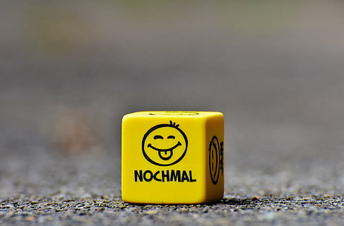 žlutá, tištěny, box, přízemní, smajlík, znovu, krychle, legrační, tváře, emotikonu, nálada, smajlíci, pocity, emoce, usměj se, rozličný, podepsat, sdělení, text, nikdo, varovná cedule, selektivní zaměření, detail, kopie prostor, západní skript, venku, zaměřit se na popředí, jeden objekt, riziko, den, texturou, bezpečnost, zábava, velké písmeno, silnice, výstražný symbol, zpráva, 5K