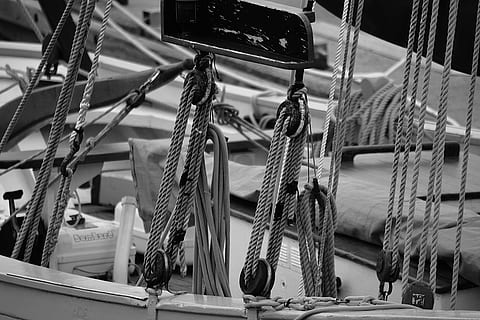 grijswaardenclose-upfotografie, bootkabels, strings, zeilboot, navigatie, touw, zee, zwart en wit, marinier, geen mensen, focus op de voorgrond, binnenshuis, dag, nautisch schip, detailopname, vervoer, opknoping, overvloed, keten, metaal, sterkte, lage hoekweergave, hengel, draad, wijze van transport, textiel, katrol, tuigage, 5K, CC0, publiek domein, royaltyvrij
