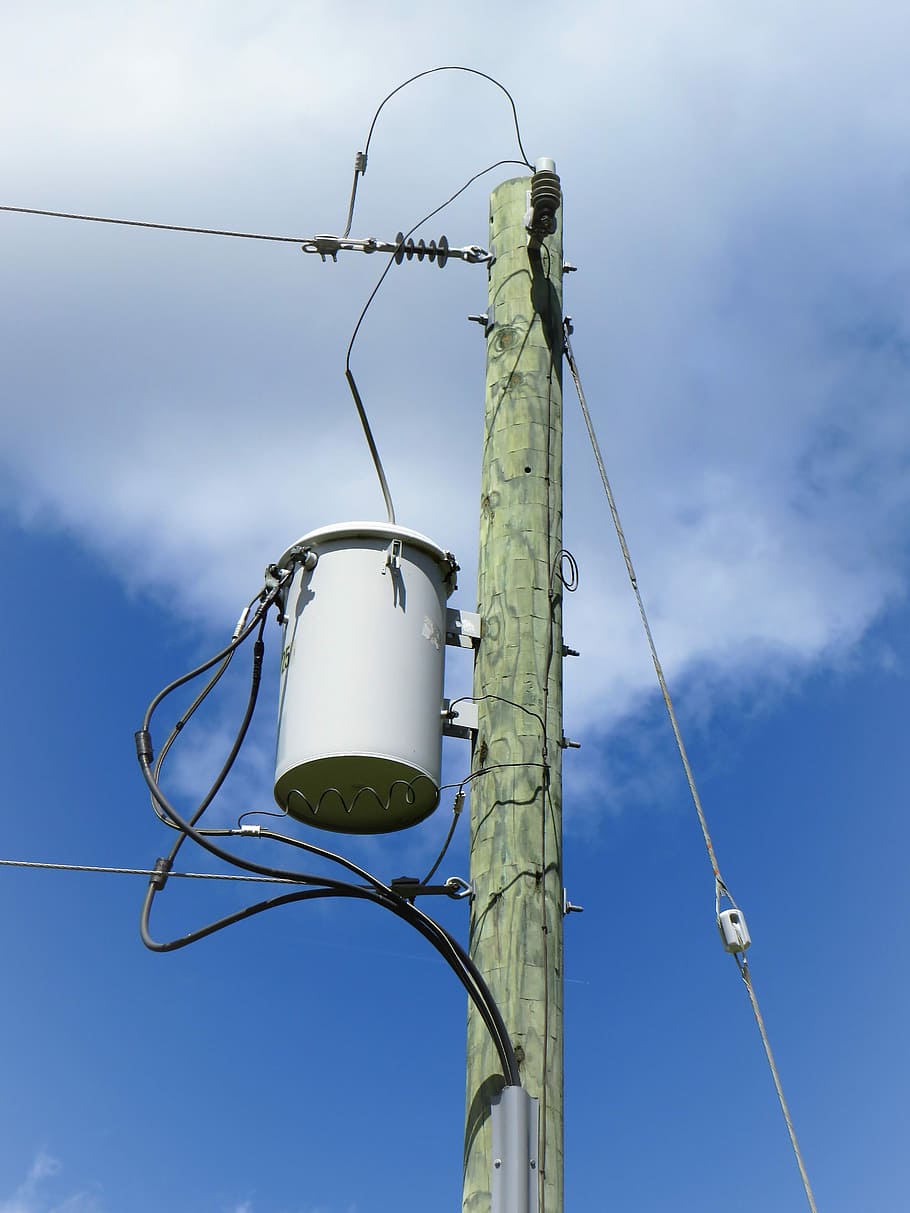 utilitat, transformar, transformador, elèctric, línies, pol, transmissió, residencial, rural, kw, poder, cable, tecnologia, blau, generació de combustible i energia, dia, vista d’angle baix, cel, electricitat, naturalesa, núvol - cel, connexió, metall, equips d’il·luminació, cap gent, Font d'alimentació, a l'aire lliure, comunicació, línia elèctrica, pal de telèfon, línia telefònica, llum, equipament elèctric, 4K