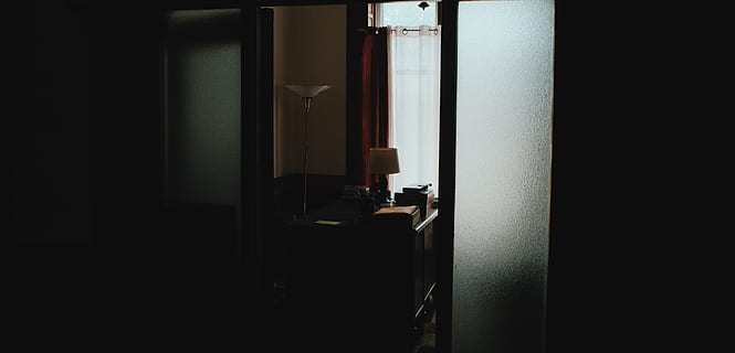 mørk, entre, førende, kontor, skrivebord, lampe, hvid, torchiere gulvlampe, tomt rum, dør, indendørs, vindue, ingen mennesker, døråbning, hjemlige værelse, dag, møbel, indgang, hjem interiør, åben, bord, fravær, hjem, gardin, sæde, sollys, stol, bygning, elektrisk lampe, 5K, CC0, offentligt domæne, royaltyfrie