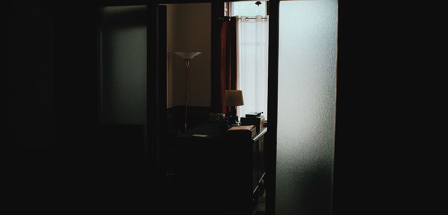 fosc, passadís, líder, oficina, escriptori, llum, blanc, llum de terra torchiere, habitació buida, porta, a l'interior, finestra, cap gent, habitació domèstica, dia, mobles, entrada, interior de casa, obert, taula, absència, casa, cortina, seient, llum solar, cadira, edifici, llum elèctrica, 5K