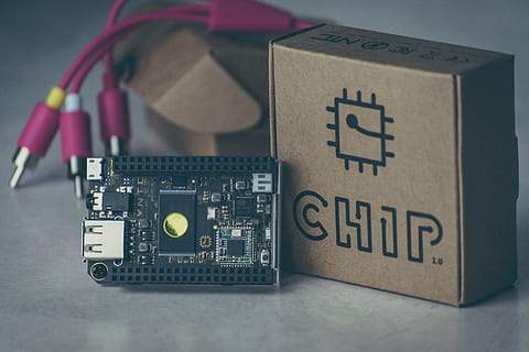 chip mini computer, scatola, tecnologia, computer, patata fritta, vecchio stile, nessuno, in stile retrò, in casa, avvicinamento, giorno, natura morta, testo, tavolo, comunicazione, concentrarsi sulle conoscenze acquisite, storia, il passato, sceneggiatura occidentale, nostalgia, giocattolo, gruppo di oggetti, architettura, cartone, sicurezza, 5K, CC0, dominio pubblico, privo di copyright