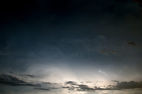 lyn, skyer, nat, tordenvejr, vejr, storm, himmel, natur, regn, torden, lys, strejke, Bolt, sky - himmel, cloudscape, mørk, dramatisk himmel, overskyet, scenics - natur, skønhed i naturen, ro, ingen mennesker, rolig scene, lav vinkel visning, udendørs, idyllisk, miljø, kopiere plads, magt i naturen, meteorologi, 4K, CC0, offentligt domæne, royaltyfrie