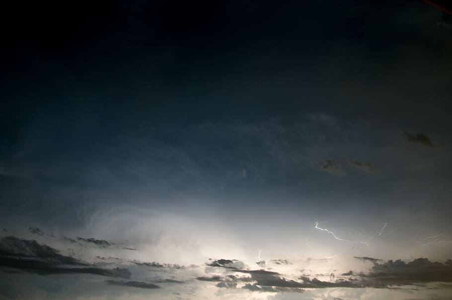 lyn, skyer, nat, tordenvejr, vejr, storm, himmel, natur, regn, torden, lys, strejke, Bolt, sky - himmel, cloudscape, mørk, dramatisk himmel, overskyet, scenics - natur, skønhed i naturen, ro, ingen mennesker, rolig scene, lav vinkel visning, udendørs, idyllisk, miljø, kopiere plads, magt i naturen, meteorologi, 4K