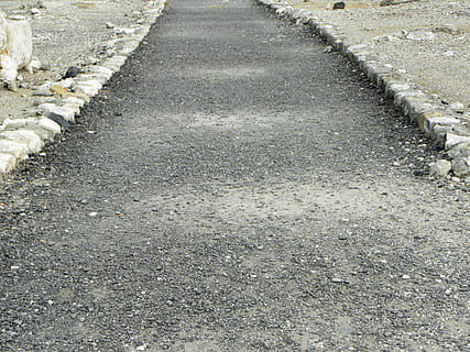 carretera, Camí, manera, direcció, viatge, viatjar, caminar, futur, antic, meggido, símbol, objectiu, destinació, el camí a seguir, dia, vista d’angle alt, cap gent, transport, carrer, sendera, ciutat, naturalesa, en fila, a l'aire lliure, asfalt, llum solar, arquitectura, patró, perspectiva decreixent, escala, nivell superficial, concret, 4K, CC0, domini públic, lliure de regalies