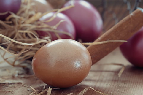 ous de Pasqua, ou, Pasqua, colorit, de colors, bosc de Pasqua, costums, color, tancar, menjar, primer pla, menjar i beguda, material de fusta, cap gent, ou de Pasqua, natura morta, a l'interior, celebració, festa, frescor, centrar-se en primer pla, estri de cuina, ous d’animals, marró, enfocament selectiu, alimentació saludable, porpra, 1080P, CC0, domini públic, lliure de regalies