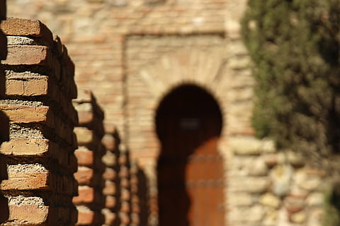 parede de tijolos, textura, arquitetura, tijolo, parede, árabe, alcazaba, málaga, uma pessoa, estrutura construída, exterior do edifício, adulto, pessoas, arco, dia, história, focar em primeiro plano, o passado, recurso de construção de parede, ao ar livre, construção, parede de pedra, luz solar, atividade de lazer, velho, pessoas reais, coluna arquitetônica, 5K, CC0, domínio público, royalty free