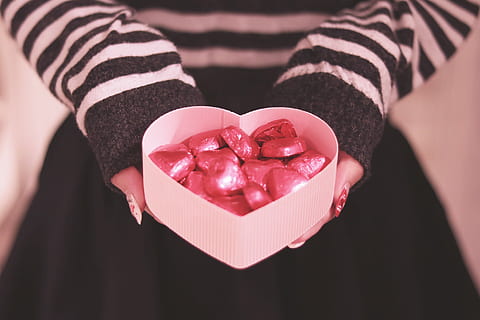 person, holding, hvit, hjerteboks, fylt, godteri barer, hvitt hjerte, eske, kjærlighet, hjerteform, gave, kvinner, Valentinsdag - ferie, romanse, menneskelig hånd, rød, mennesker, hunner, nærbilde, feiring, dag, stripete, én person, midsection, menneskelig kroppsdel, gi, rosa farge, voksen, positiv følelse, følelse, sukkertøy, uformelt antrekk, hånd, boks - container, hendene cupped, godteri hjerte, 1080P, CC0, offentlig domene, opphavsrett gratis