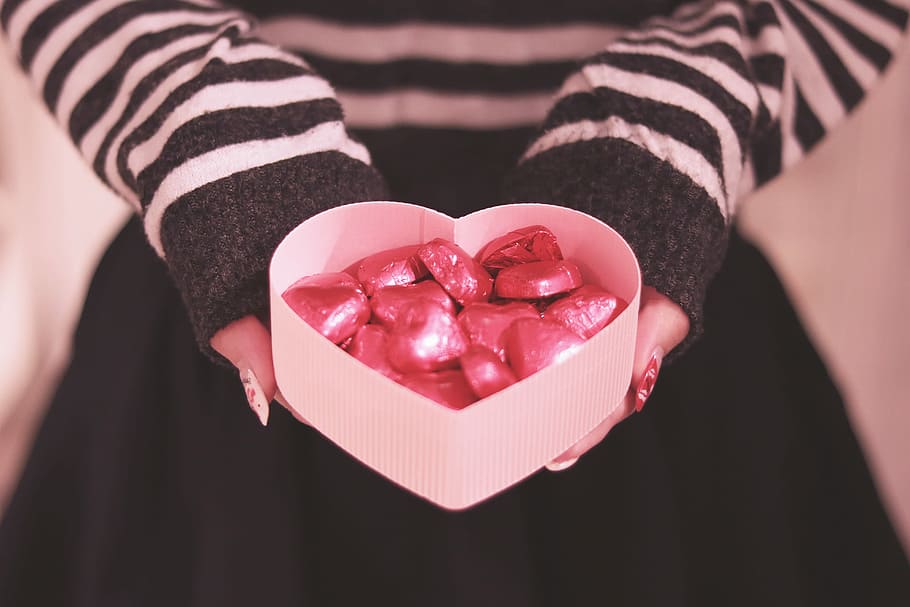 persona, detenzione, bianca, scatola del cuore, pieno, barrette di cioccolato, cuore bianco, scatola, amore, a forma di cuore, regalo, donne, San Valentino - vacanze, romanza, mano umana, rosso, persone, femmine, avvicinamento, celebrazione, giorno, a strisce, una persona, Sezione centrale, parte del corpo umano, dando, colore rosa, adulto, emozione positiva, emozione, caramella, abbigliamento casual, mano, scatola - contenitore, mani a coppa, cuore di caramelle, 1080P