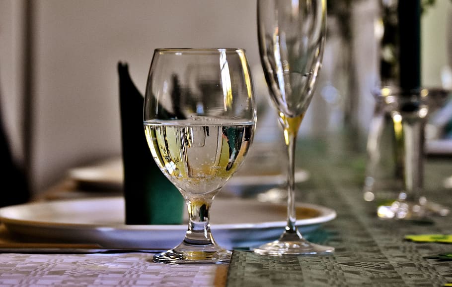 taula, pissarra, vaixella, taula gedeckter, gots, placa, tovallons, festiu, taula fixa, celebració, Festival, coberta, taula de banquets, decoració de taula, coberts, festa, verd, Copa de vi, copa, alcohol, beure, vi, menjar i beguda, vidre, vidre - material, refresc, transparent, equipament per a la llar, centrar-se en primer pla, a l'interior, cap gent, primer pla, natura morta, frescor, vi blanc, restaurant, còctel, luxe, martini, configuració, comptador de barres, 1080P