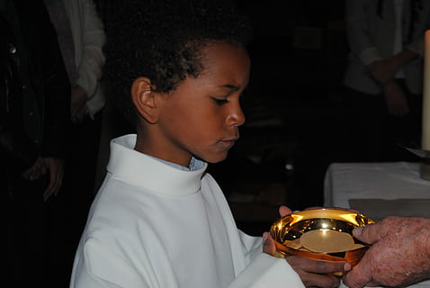 oso, oración, mantener, comunión, manos, ver, Mira, momento, un pan, niño, noche, alcohol, una persona, comida y bebida, Servicio, vista lateral, hombres, participación, adentro, mirando, disparo a la cabeza, estilos de vida, adulto joven, retrato, machos, actividad de ocio, vista frontal, centrarse en primer plano, jóvenes, cintura para arriba, equipo doméstico, vaso, 4K, CC0, dominio público, libre de derechos