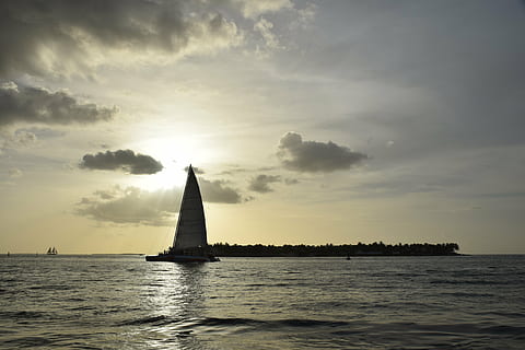 Sol, Boot, Strand, Sonnenuntergang, Landschaft, Wasser, Natur, Durchsuche, litoral, ceu, Blau, Horizont, Schiff, Cockboat, Segelboot, Szenario, eventide, durch, Ferien, Nachmittag, Meer, Himmel, Wasserfahrzeug, Transport, wolke - himmel, Segeln, Ufergegend, Szenen - Natur, Transportmittel, Reise, Schönheit in der Natur, Reiseziele, die Architektur, Silhouette, Ruhe, draußen, 5K, CC0, gemeinfrei, lizenzfrei