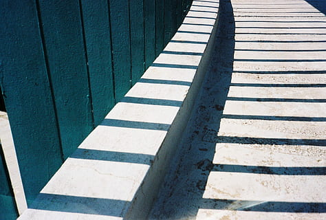 tanca de fusta grisa, sense títol, textura, resum, patró, sol, ciutat, forat, contrast, línia, ombra, llum solar, dia, material de fusta, arquitectura, cap gent, estructura construïda, vista d’angle alt, naturalesa, a l'aire lliure, sendera, escala, primer pla, el camí a seguir, ratlles, direcció, en fila, barana, funció de construcció de parets, centrar-se en l'ombra, 2K, CC0, domini públic, lliure de regalies
