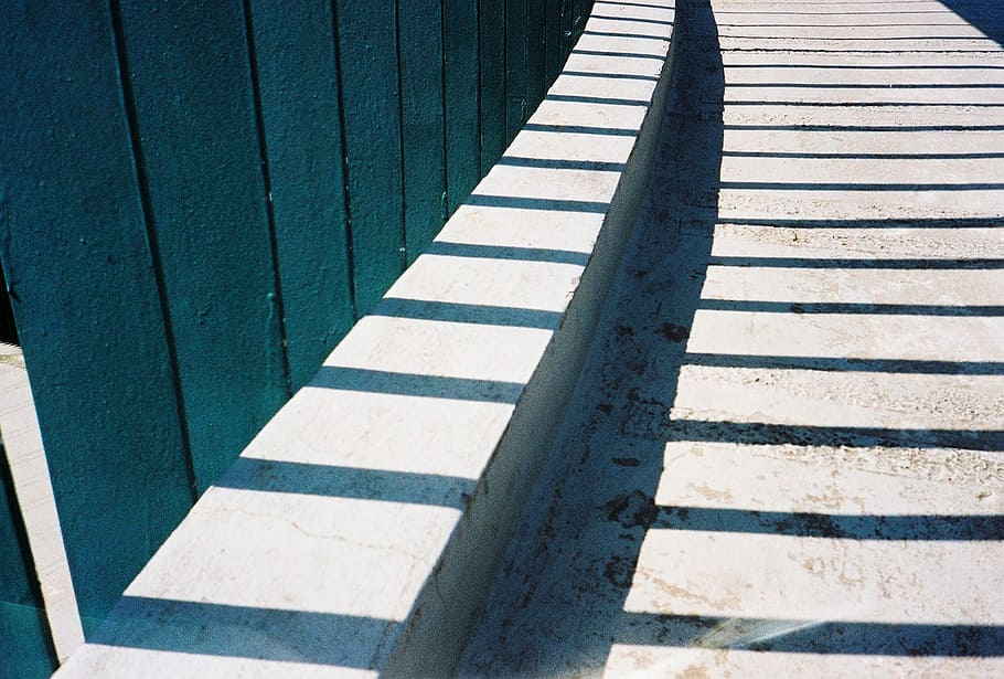 tanca de fusta grisa, sense títol, textura, resum, patró, sol, ciutat, forat, contrast, línia, ombra, llum solar, dia, material de fusta, arquitectura, cap gent, estructura construïda, vista d’angle alt, naturalesa, a l'aire lliure, sendera, escala, primer pla, el camí a seguir, ratlles, direcció, en fila, barana, funció de construcció de parets, centrar-se en l'ombra, 2K