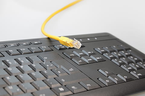 groc, cable utp, negre, maquinari, cable de connexió, teclat, ordinador, claus, Dispositiu d'entrada, periferia, lletres, entrada, cable, rj-45, endoll, barra d’espai, edp, processament de dades, connexió, fs, línia, tecnologia, portàtil, teclat d’ordinador, Internet, comunicació, ordinadors, equipament, primer pla, PC, dades, endoll de connexió de xarxa, cable d’ordinador, PC d'escriptori, xarxa d’ordinadors, tecnologia sense fils, equips informàtics, part de l’ordinador, cap gent, a l'interior, equipament elèctric, comunicacions globals, amb cable, bloc de connexió, 2K