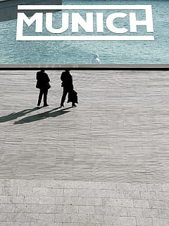 to, person, stående, legeme, vand, munich reklame, hovedløs, skilt, mennesker, gå, urban scene, forretning, to personer, retning, silhuet, fuld længde, herrer, tekst, rigtige mennesker, meddelelse, vestlige script, livsstil, arkitektur, sti, bygget struktur, Kvinder, dag, voksen, Information, by, udendørs, 1080P, CC0, offentligt domæne, royaltyfrie