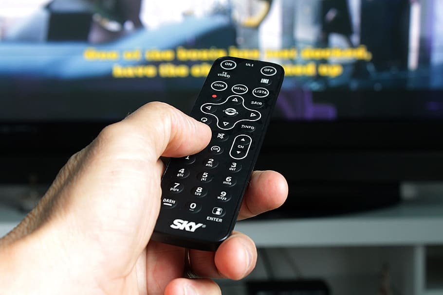 selektivní, zaostřovací fotografie, osoba, hospodářství, dálkový, televize, dálkové ovládání, elektronický, zařízení, požitek, lidské ruky, ruka, část lidského těla, technologie, prst, část těla, lidský prst, řízení, tlačení, klávesnice, zaměřit se na popředí, stiskněte tlačítko, televizní sada, lidé, detail, umělecká kultura a zábava, uvnitř, elektrické zařízení, lidská končetina, 4K