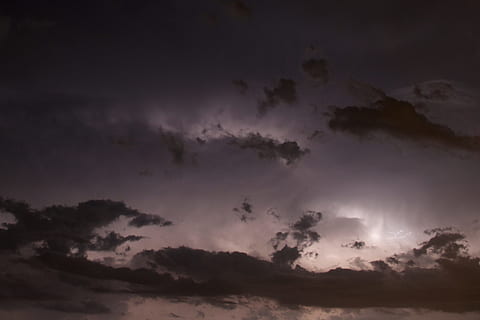 grå skyer, tordenvejr, skyer, lyn, nat, vejr, storm, himmel, natur, regn, torden, lys, strejke, Bolt, sky - himmel, ro, scenics - natur, skønhed i naturen, dramatisk himmel, solnedgang, cloudscape, ingen mennesker, rolig scene, idyllisk, baggrunde, mørk, overskyet, atmosfære, lav vinkel visning, atmosfærisk humør, udendørs, 2K, CC0, offentligt domæne, royaltyfrie
